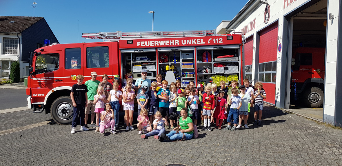 Mit Eiscreme überraschte CDU Fraktionssprecher Alfons Mußhoff (Mitte) die Kinder der Unkeler Ferienfreizeit.