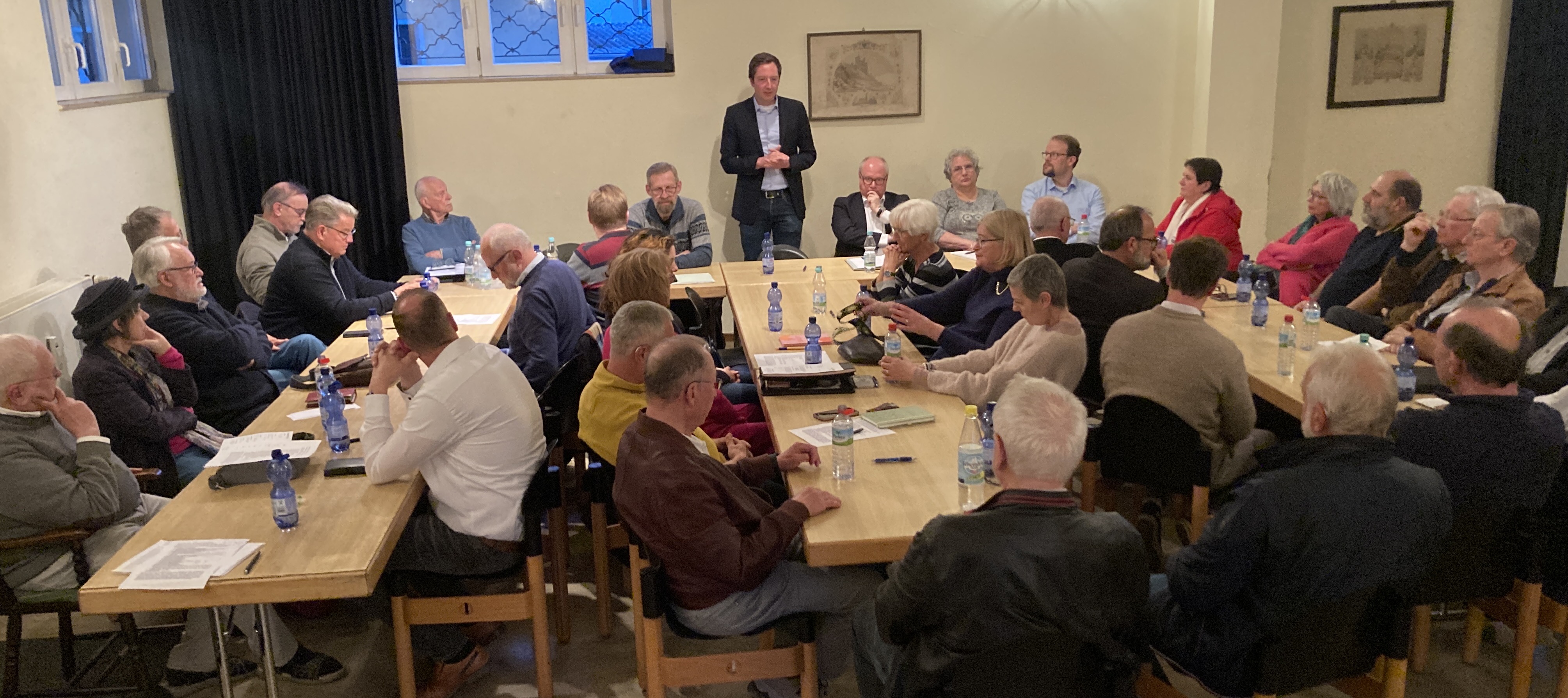 Korbinian Wester erl�utert den CDU-Mitgliedern seine Pl�ne als B�rgermeister der Verbandsgemeinde Unkel.

                     Foto: Heinz Schmitz