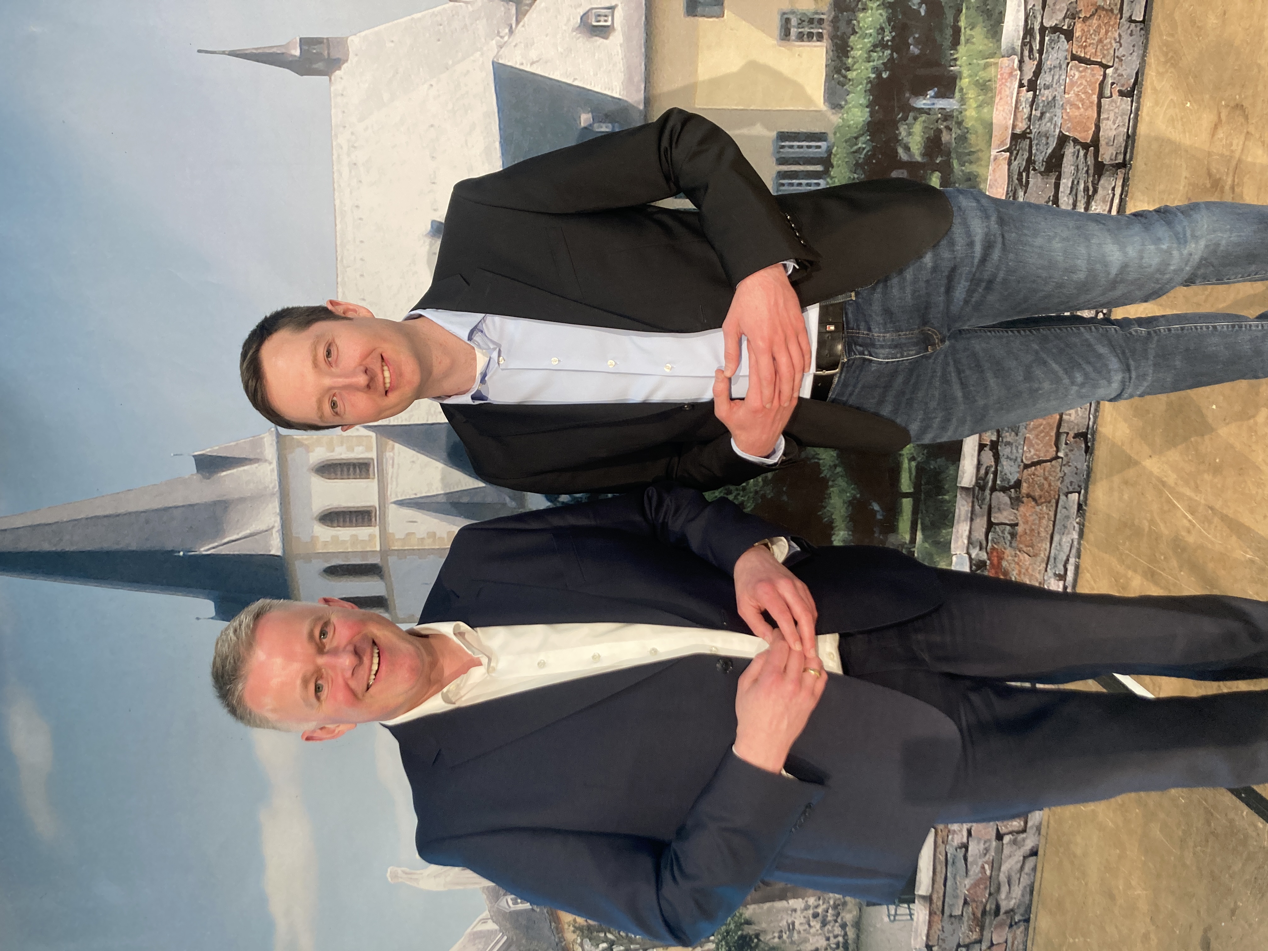 Ministerpr�sident Gordon Schnieder (links im Bild) wird bei der Verleihung des Ehrenamtspreises die Festrede halten, hier gemeinsam mit B�rgermeisterkandidat Korbinian Wester im Center Forum Unkel. Foto: Heinz Schmitz